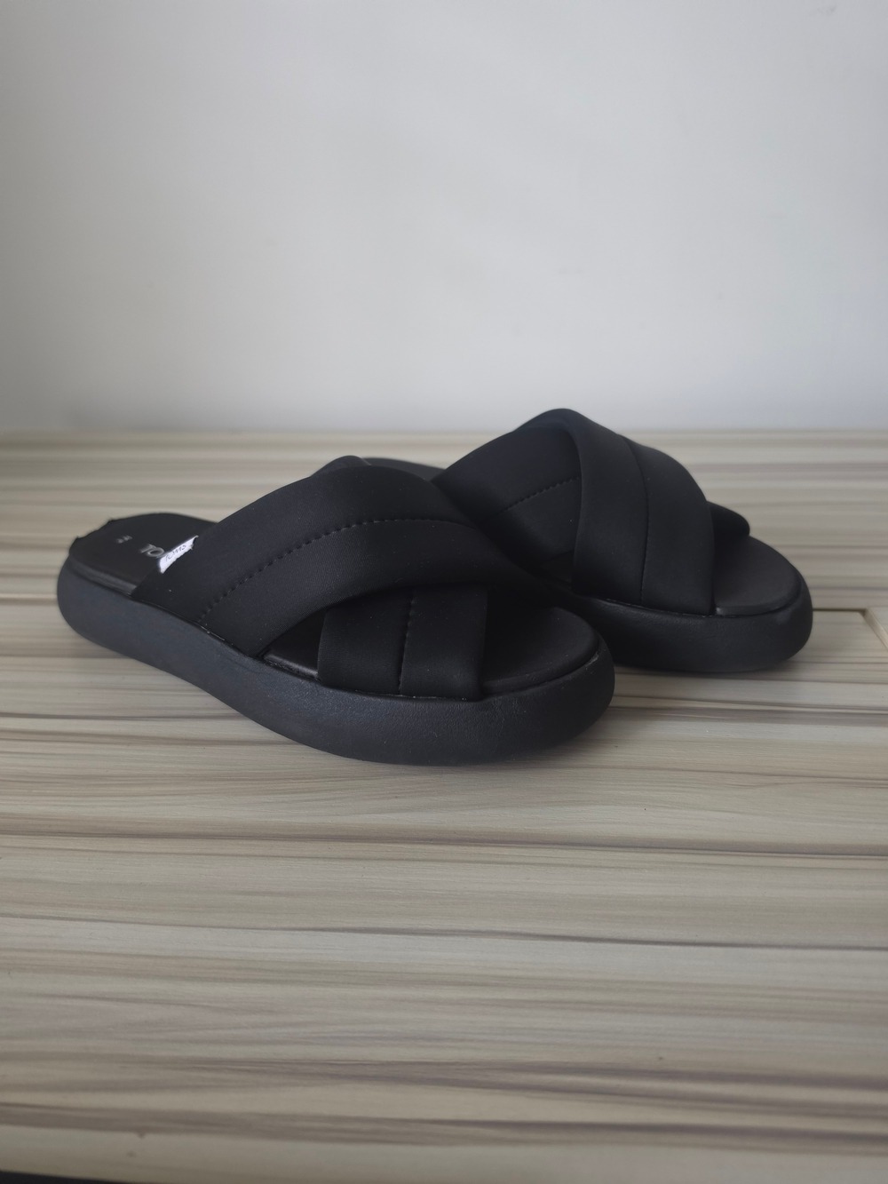 Toms Black Crossed-Strap Slide Sandals Size 8 - Picture 9 of 9